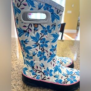 Adorable Girls Bogs Boots